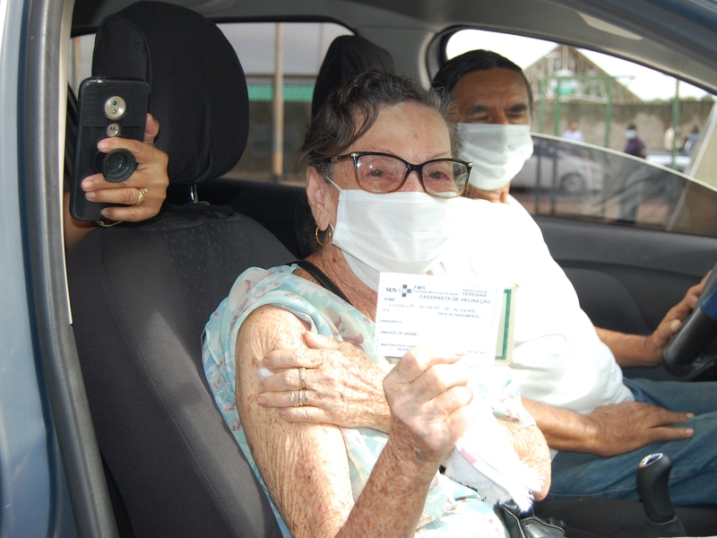 A primeira idosa a tomar vacina durante a abertura dessa etapa da campanha foi Lindalva Oliveira, de 89 anos.