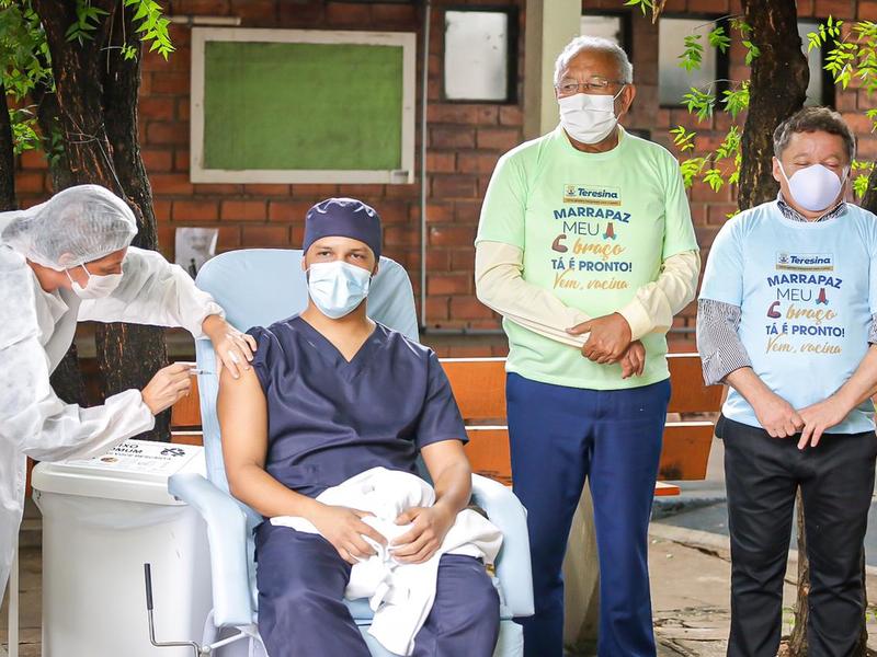 Profissionais da saúde e abrigo de idosos são vacinados em Teresina