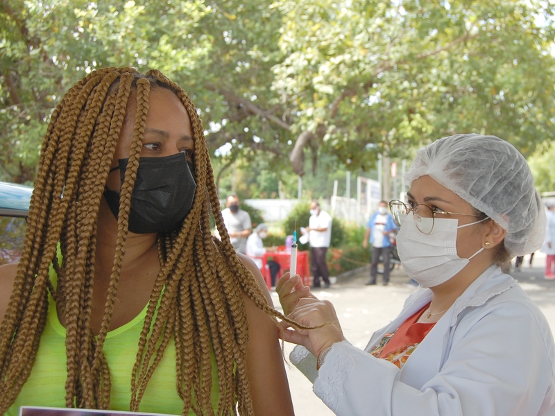 Trabalhadores da educação recebem vacina contra a Covid