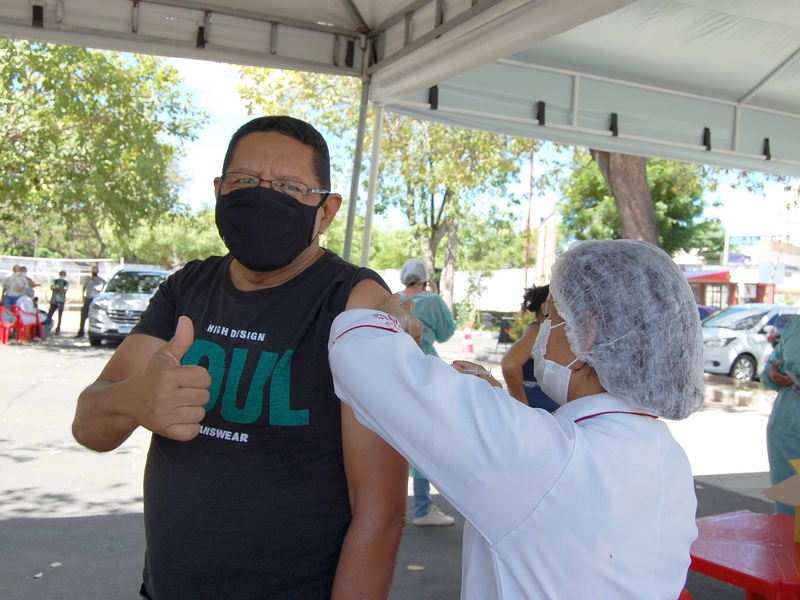 FMS vacina população de 54 e 55 anos contra a Covid sábado (12)